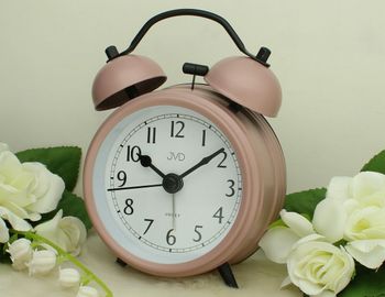 Budzik analogowy retro JVD SRP2218.2 – metalowy, różowy z mechanicznym dzwonkiem różowy.jpg