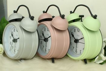 Budzik analogowy retro JVD SRP2218.3 – metalowy, szary z mechanicznym dzwonkiem budzik.jpg