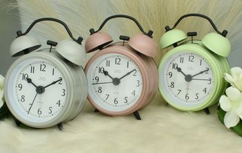 Budzik analogowy retro JVD SRP2218.3 – metalowy, szary z mechanicznym dzwonkiem jvd.jpg