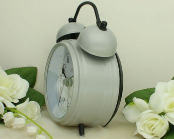 Budzik analogowy retro JVD SRP2218.3 – metalowy, szary z mechanicznym dzwonkiem szary.jpg