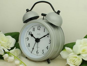 Budzik analogowy retro JVD SRP2218.3 – metalowy, szary z mechanicznym dzwonkiem.jpg