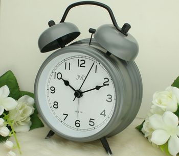 Szary budzik analogowy JVD z metalową obudową i mechaniczny alarmem. Płynny ruch sekundnika, wyraźna tarcza i wyświetlacz – idealny do sypialni, biura i pokoju dziecka. szary.jpg