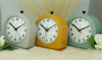 Szary budzik analogowy JVD SRP2221.3 – metalowy, mechaniczny budzik.jpg