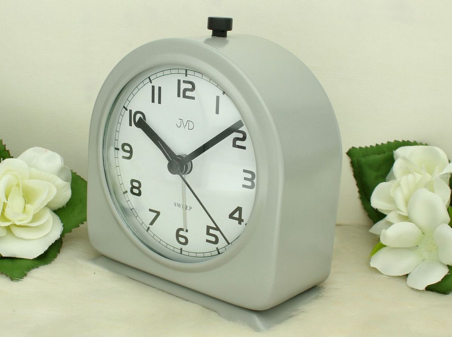 Szary budzik analogowy JVD SRP2221.3 – metalowy, mechaniczny szary budzik.jpg