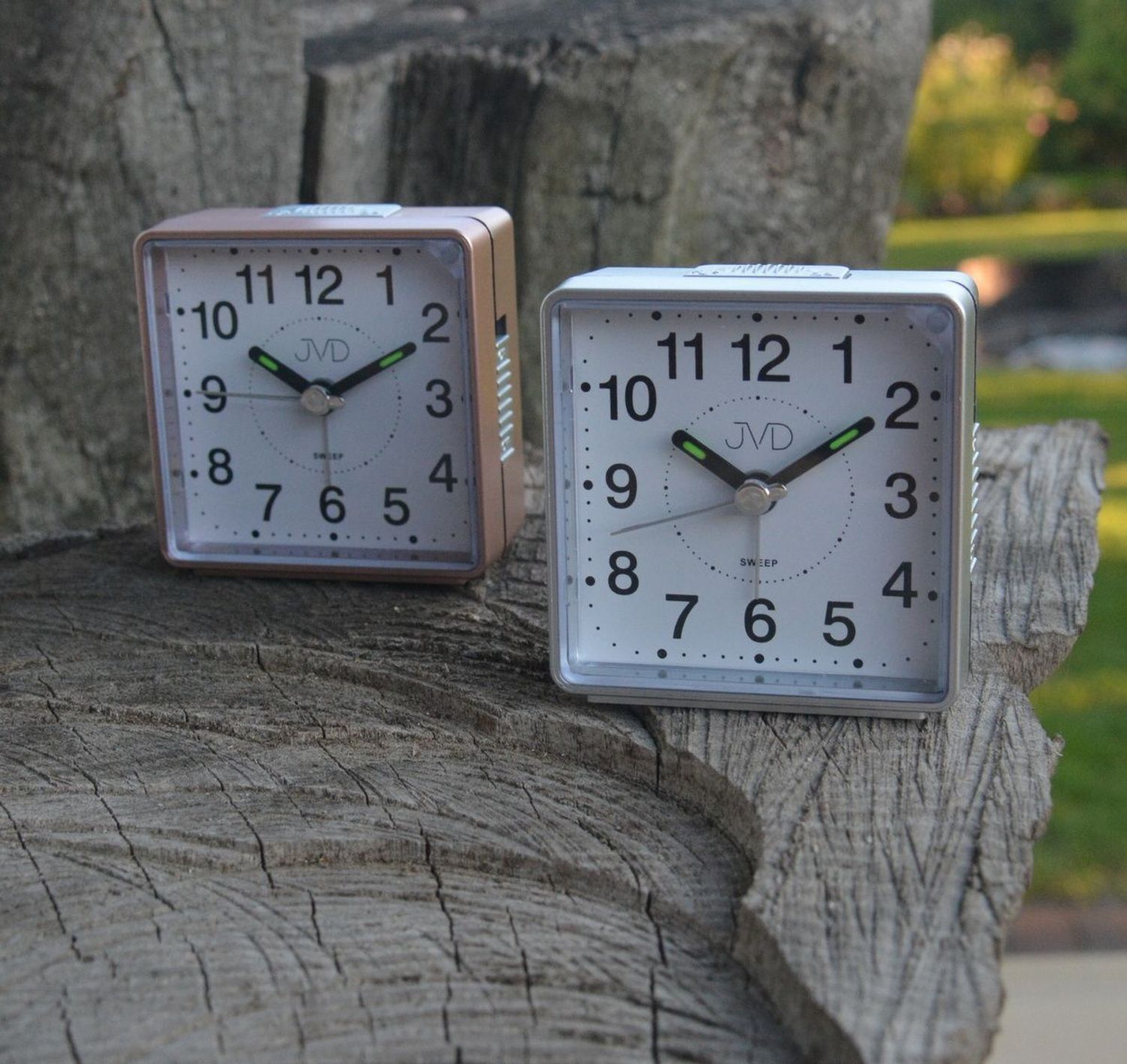 Budzik klasyczny JVD kwadratowy srebrny SRP26 (2).jpg