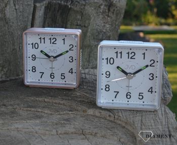 Budzik klasyczny JVD kwadratowy różowe złoto SRP26.5. Budzik w kwadratowej obudowie wykonanej z tworzywa sztucznego  (3).JPG