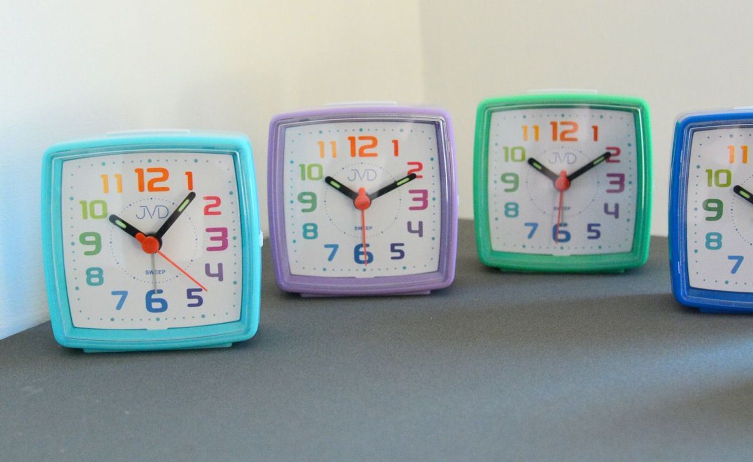 Budzik dziecięcy JVD cichy mechanizm kolorowe cyfry SRP2811.4 błękitny. Budzik dziecięcy czerwony. Budzik mały dla dziecka. Budzik dziecięcy JVD. Budzik dziecięcy z cichym mechanizmem. Budzik dla dziecka na prezent..jpg