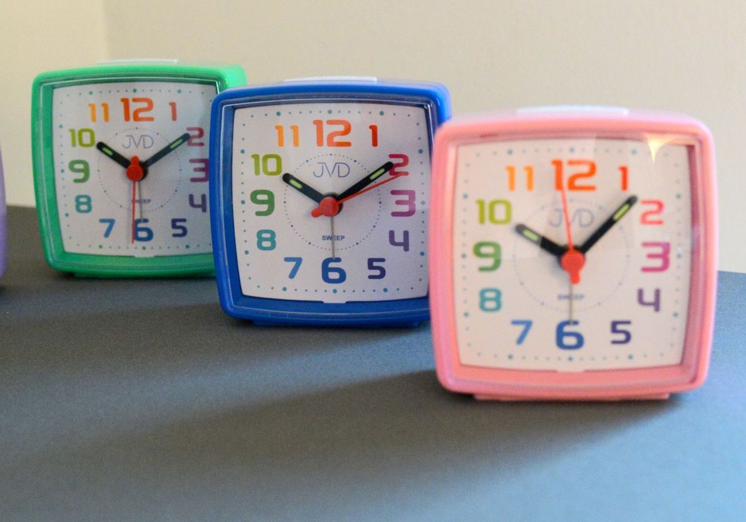 Budzik dziecięcy JVD cichy mechanizm kolorowe cyfry SRP2811.5 zielony. Budzik dziecięcy czerwony. Budzik mały dla dziecka. Budzik dziecięcy JVD. Budzik dziecięcy z cichym mechanizmem. Budzik dla dziecka na prezent..jpg