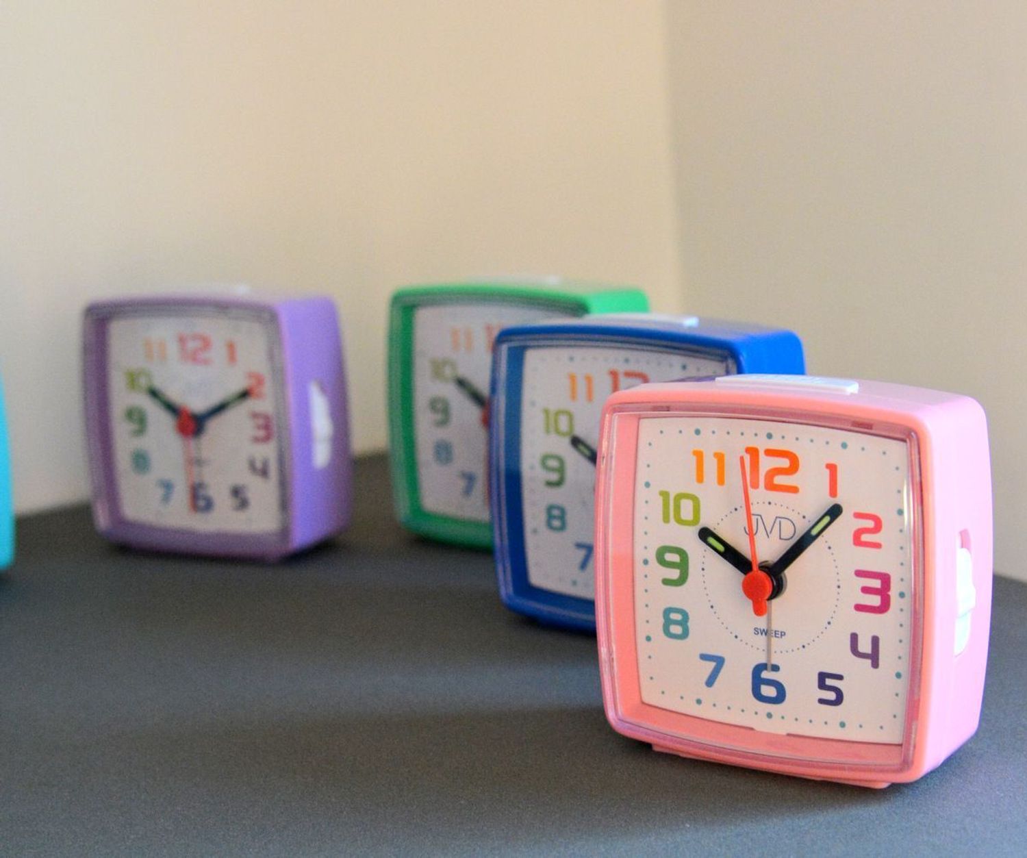 Budzik dziecięcy JVD cichy mechanizm kolorowe cyfry SRP2811.6 różowy.jpg