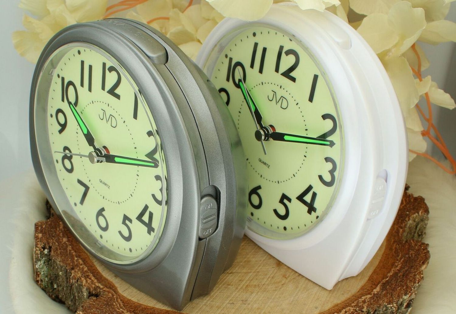 Budzik JVD SRP3701.1 – Zaokrąglony, szary, alarm, drzemka, luminescencyjna tarcza.jpg