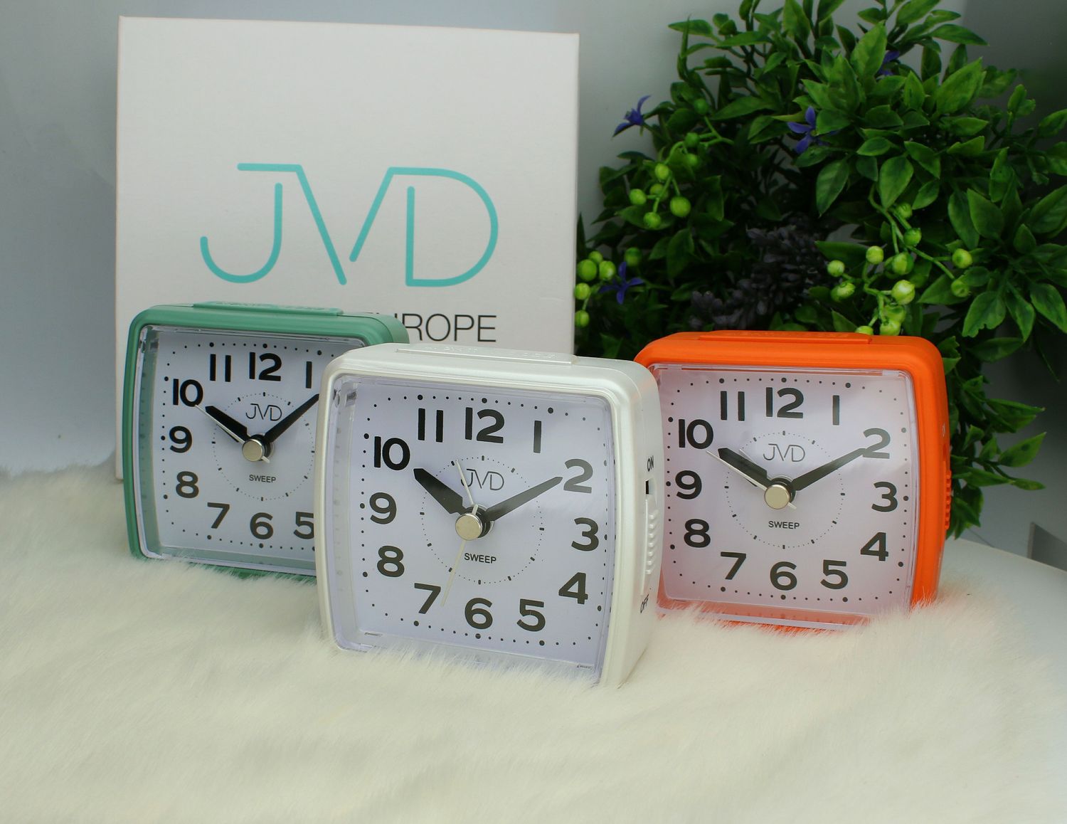 Budzik klasyczny JVD cichy mechanizm drzemka SRP7602.1 zielony. Budzik klasyczny JVD. Klasyczny budzik zielony. Budzik kwadratowy z cichym mechanizmem. Mały budzik z drzemką..jpg