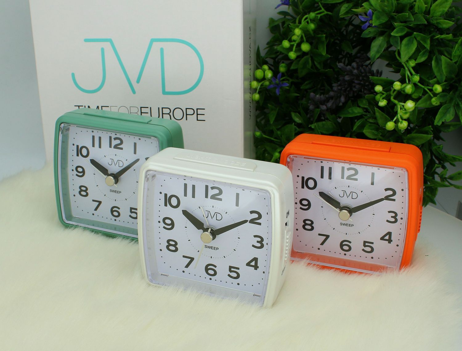 Budzik klasyczny JVD cichy mechanizm drzemka SRP7602.1 zielony. Budzik klasyczny JVD. Klasyczny budzik zielony. Budzik kwadratowy z cichym mechanizmem. Mały budzik z drzemką..jpg