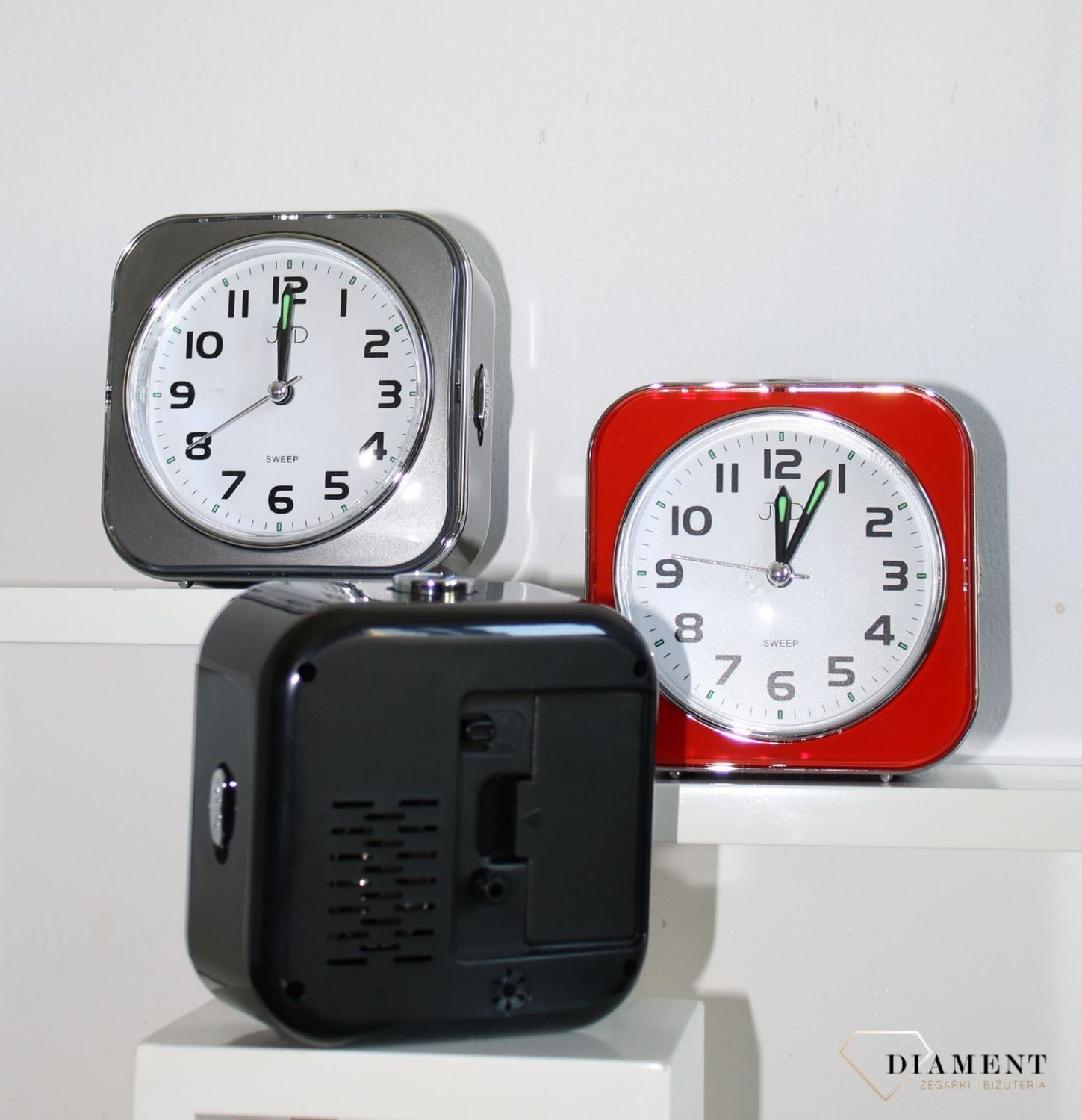 Budzik na baterię JVD czarno biały SRP801.1 ✅ Budzik JVD w kwadratowej obudowie w kolorze szarym z białą czytelną tarczą ✅.jpg