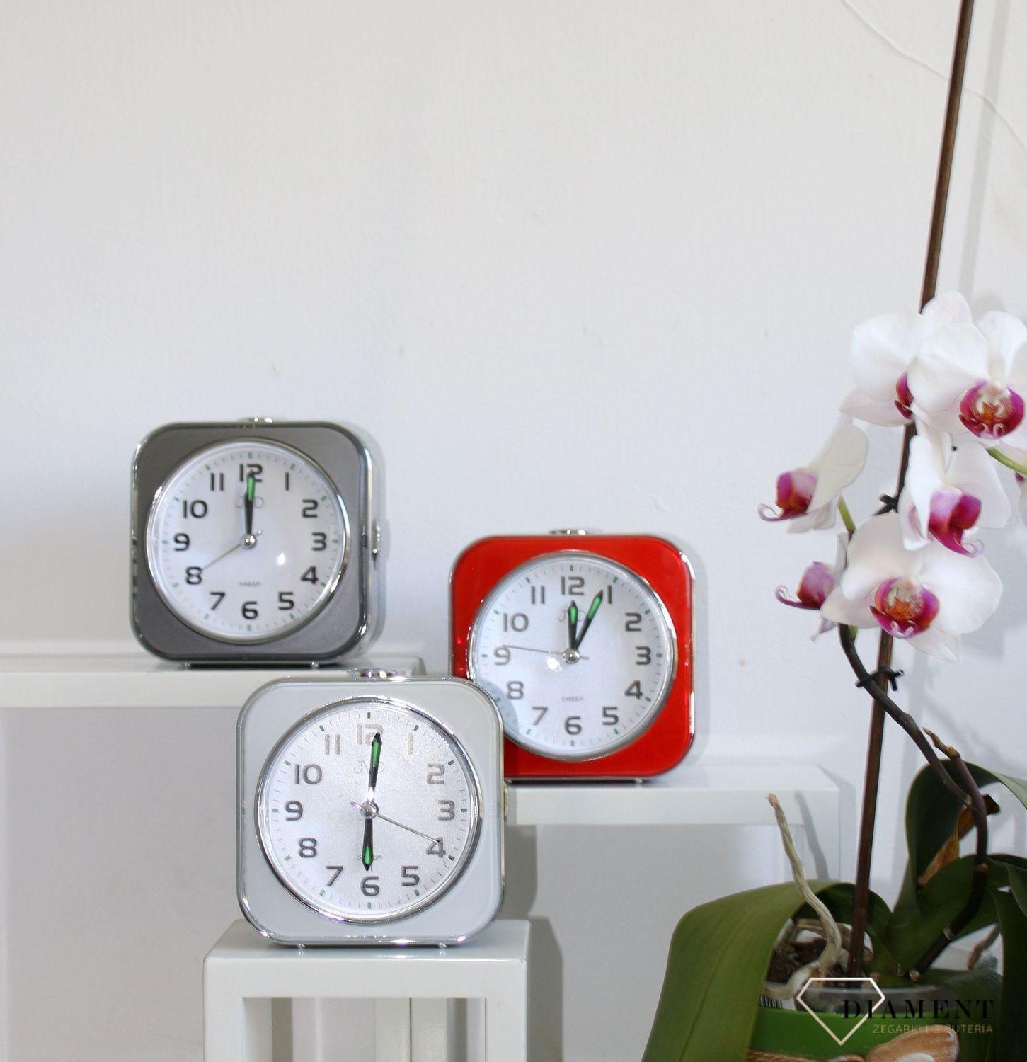 Budzik na baterię JVD czarno biały SRP801.1 ✅ Budzik JVD w kwadratowej obudowie w kolorze szarym z białą czytelną tarczą ✅.jpg