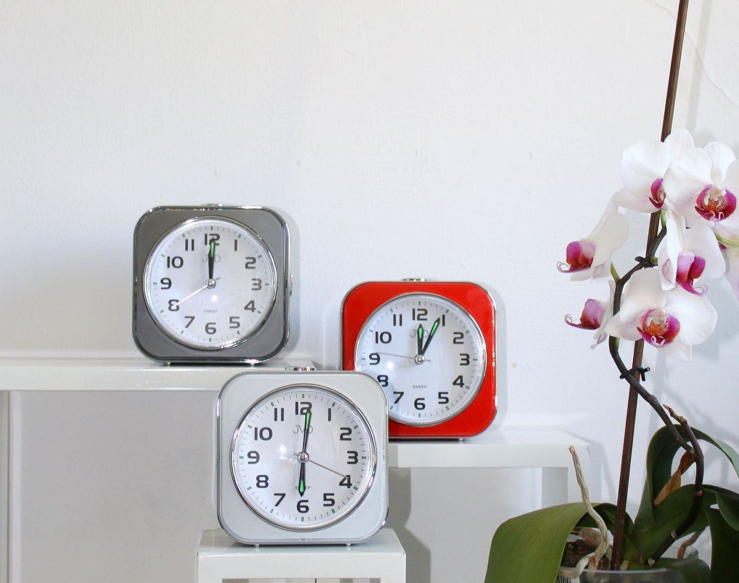 Budzik na baterię JVD czerwono-czarny SRP801.3.jpg