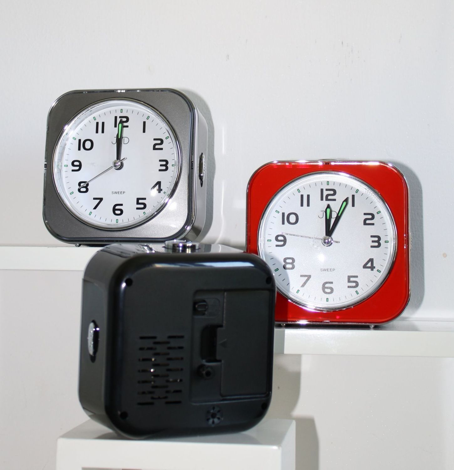 Budzik na baterię JVD szary SRP801.4 ✅ Budzik JVD w kwadratowej obudowie w kolorze szarym z białą czytelną tarczą ✅.jpg