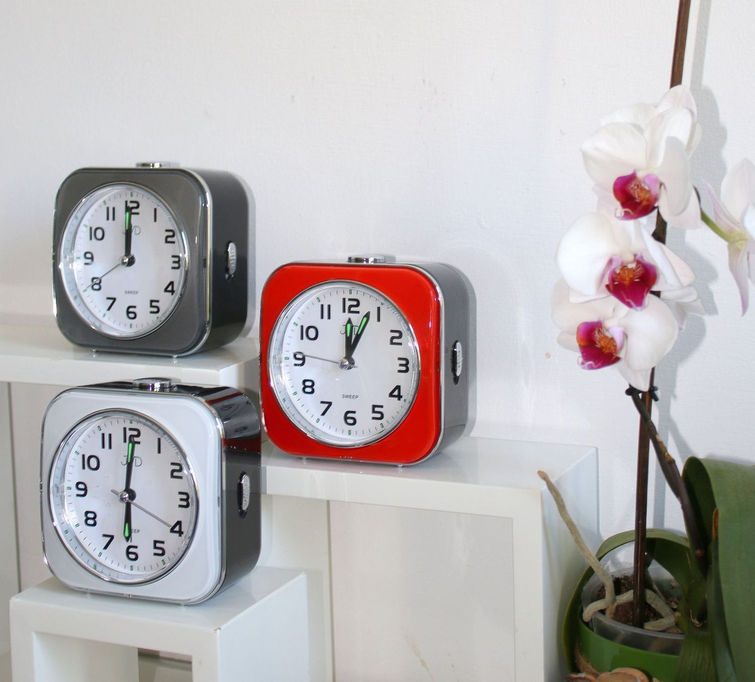 Budzik na baterię JVD szary SRP801.4 ✅ Budzik JVD w kwadratowej obudowie w kolorze szarym z białą czytelną tarczą ✅.jpg