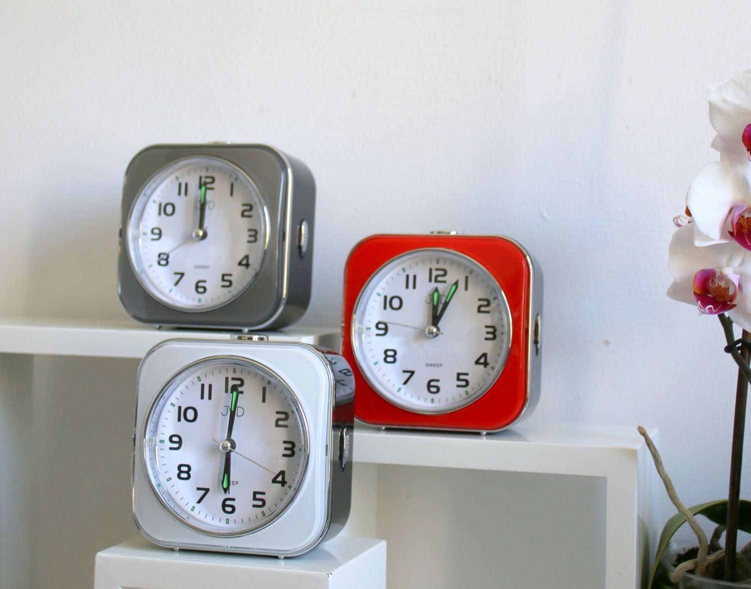 Budzik na baterię JVD szary SRP801.4 ✅ Budzik JVD w kwadratowej obudowie w kolorze szarym z białą czytelną tarczą ✅.jpg