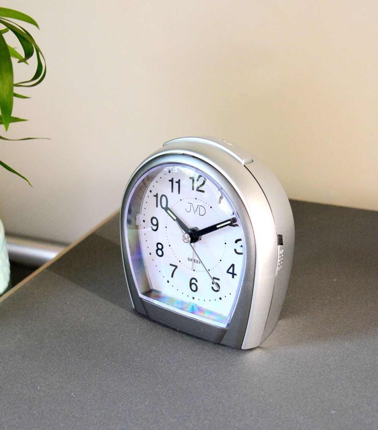 Budzik w szarym kolorze o klasycznej budowie. Budzik podświetlany za pomocą diody. Budzik z cichym sekundnikiem, nie tyka..jpg