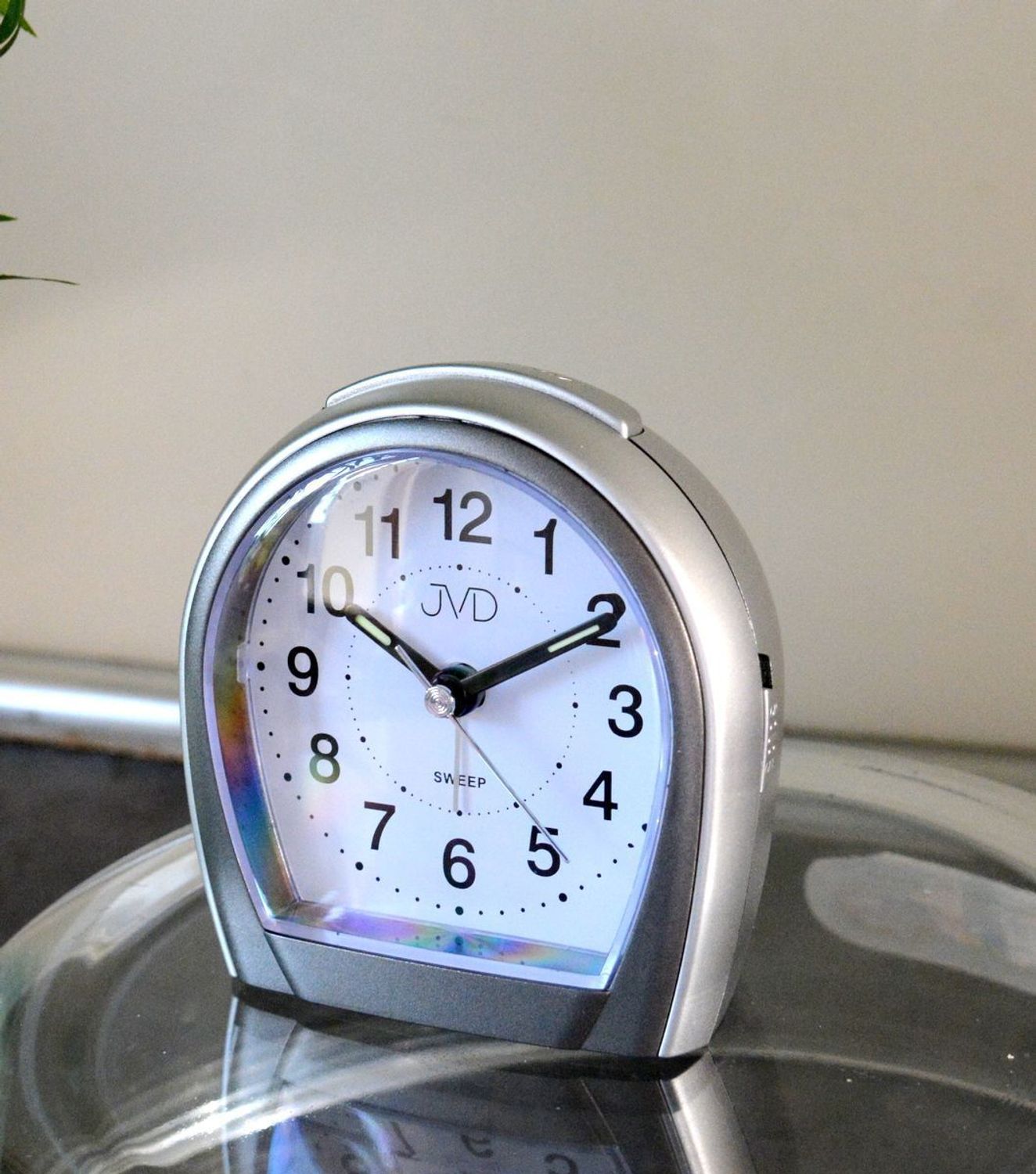 Budzik w szarym kolorze o klasycznej budowie. Budzik podświetlany za pomocą diody. Budzik z cichym sekundnikiem, nie tyka..jpg