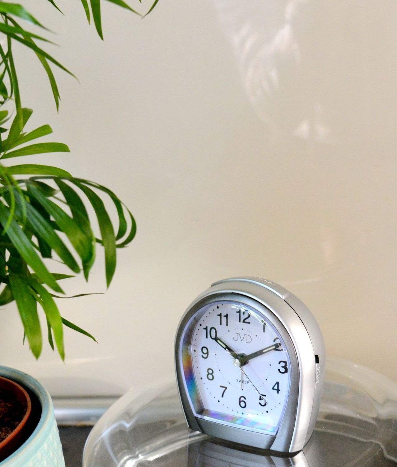 Budzik w szarym kolorze o klasycznej budowie. Budzik podświetlany za pomocą diody. Budzik z cichym sekundnikiem, nie tyka..jpg