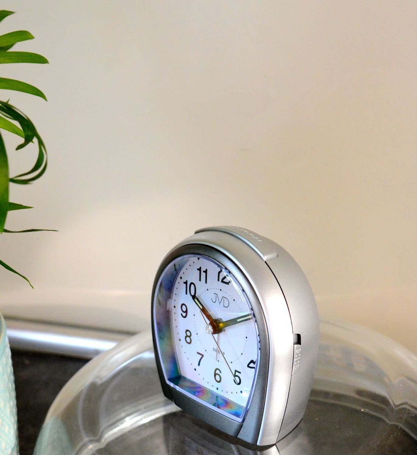 Budzik w szarym kolorze o klasycznej budowie. Budzik podświetlany za pomocą diody. Budzik z cichym sekundnikiem, nie tyka..jpg