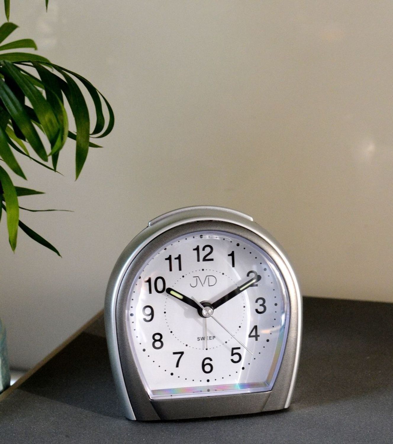 Budzik w szarym kolorze o klasycznej budowie. Budzik podświetlany za pomocą diody. Budzik z cichym sekundnikiem, nie tyka..jpg