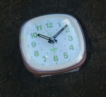 Budzik na baterię różowe złoto, alarm, płynący sekundnik JVD SRP813.5 ✓Budziki✓Zegarki budziki ✓ Budzik na baterię (1).JPG