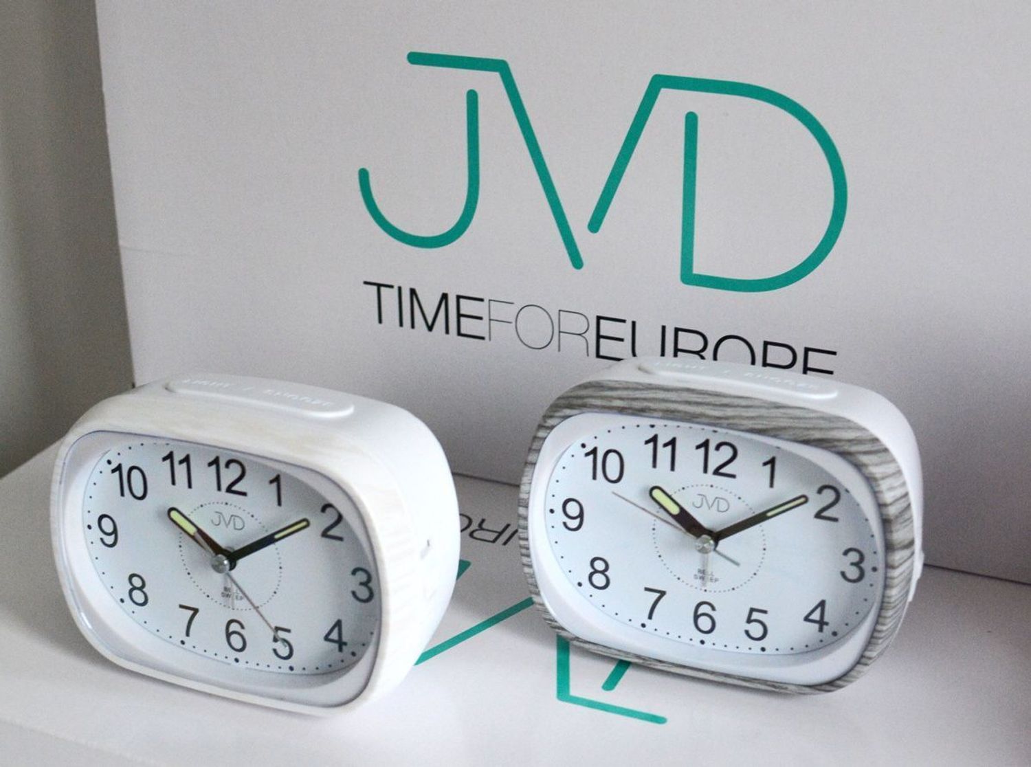 Budzik klasyczny JVD SRP836.8 z płynącym sekundnikiem SRP836.8.jpg