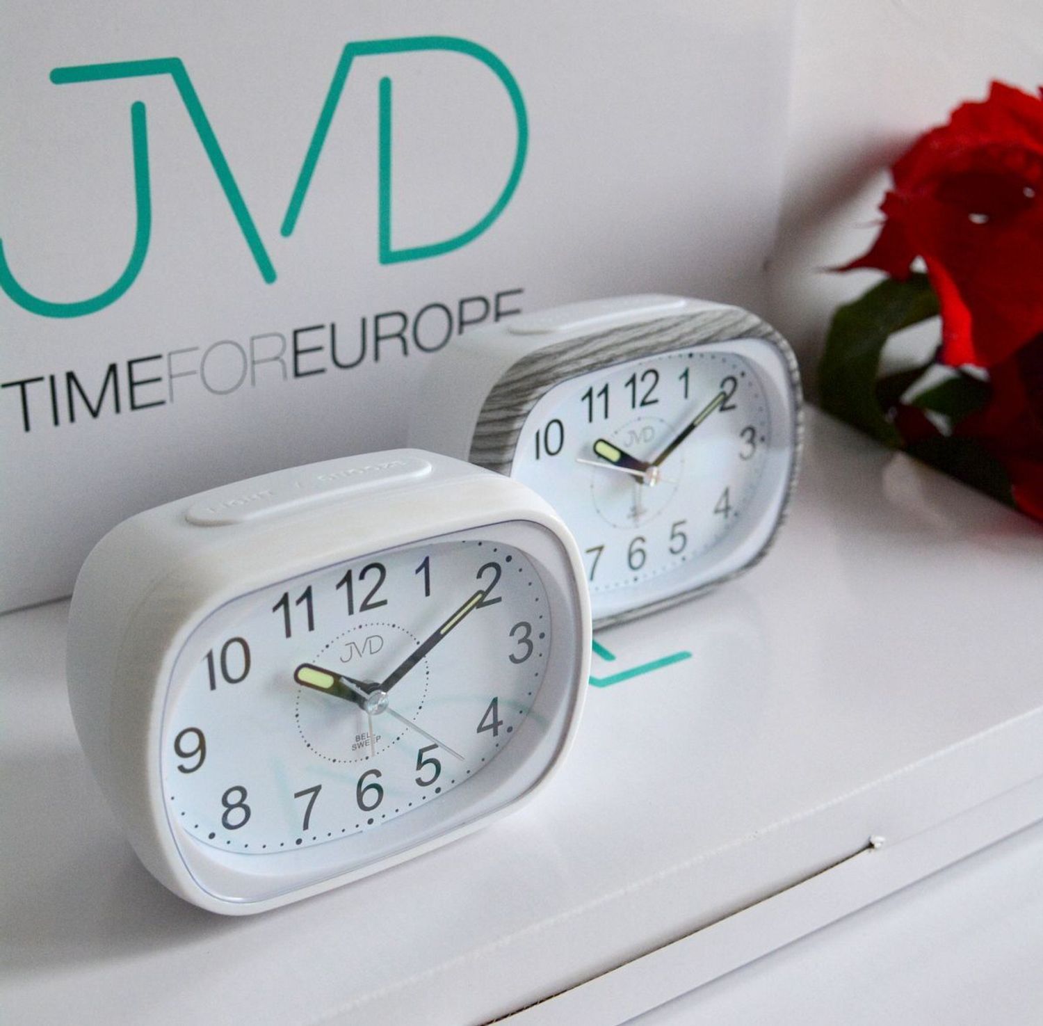 Budzik klasyczny JVD SRP836.9 z płynącym sekundnikiem SRP836.9.jpg