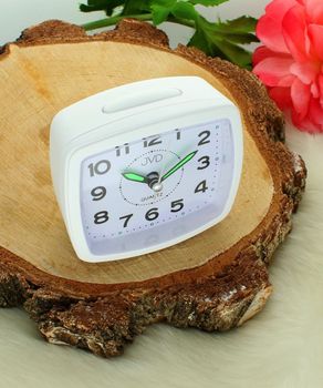 Budzik JVD SRP8506.3 – biały budzik analogowy z narastającym alarmem (4).jpg