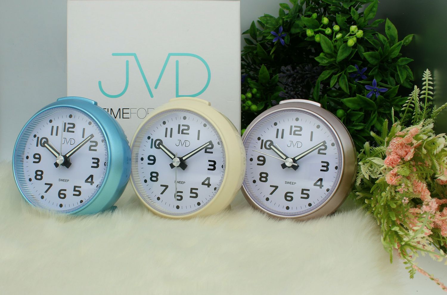 Budzik klasyczny JVD cichy mechanizm drzemka SRP8514.1 niebieski. Budzik klasyczny JVD. Klasyczny budzik niebieski. Budzik kwadratowy z cichym mechanizmem. Mały budzik z drzemką..jpg