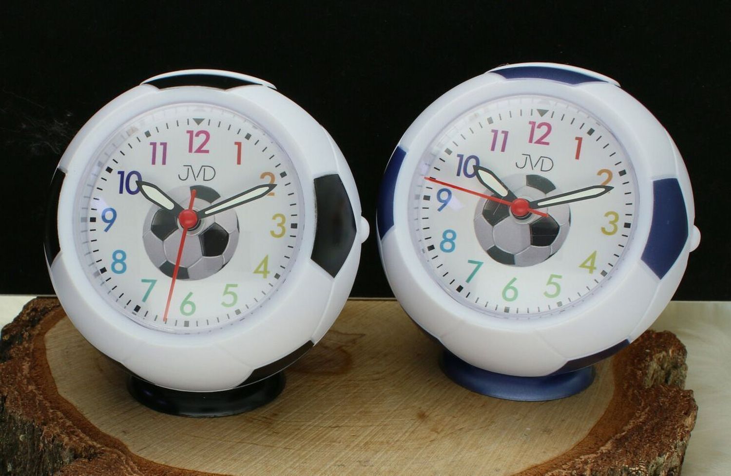 Budzik dziecięcy JVD SRP9001.2 – Piłka nożna, kolorowe cyfry, alarm i drzemka.jpg