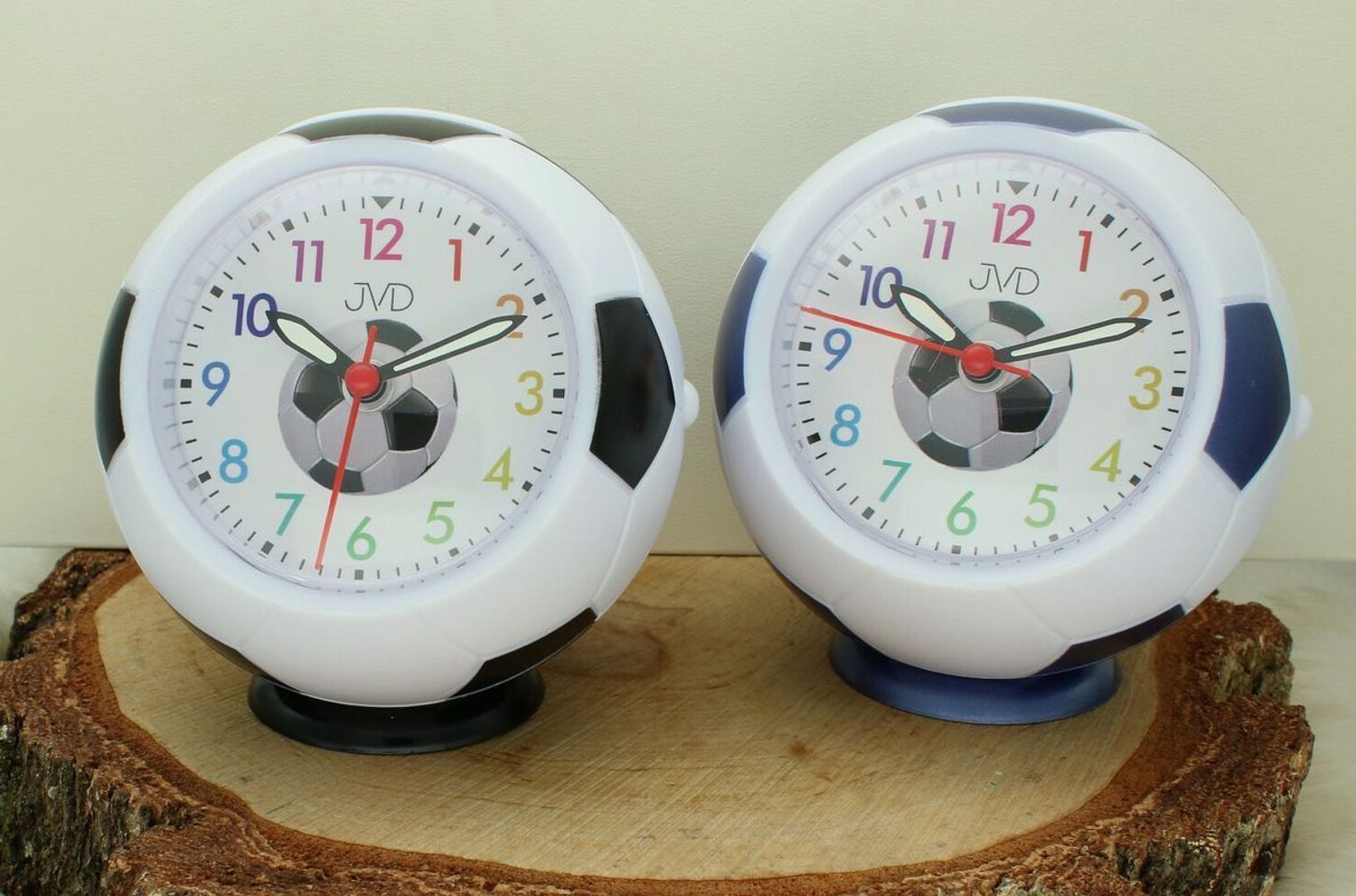 Budzik dziecięcy JVD SRP9001.2 – Piłka nożna, kolorowe cyfry, alarm i drzemka.jpg