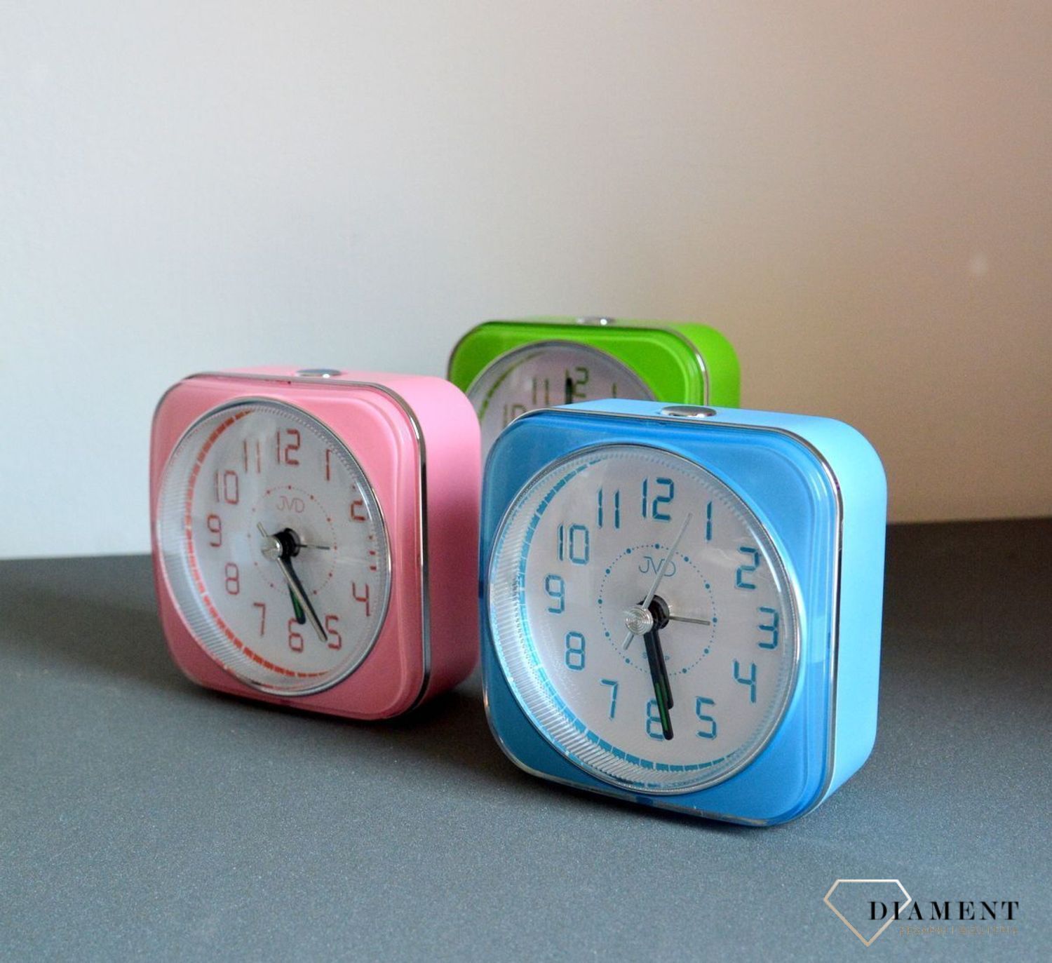 Budzik JVD SRP901.1. Mały budzik z funkcją alarmu. Budzik z podświetleniem. Budzik kwadratowy z podświetlanymi cyframi. Mały budzik w niebieskim kolorze..jpg