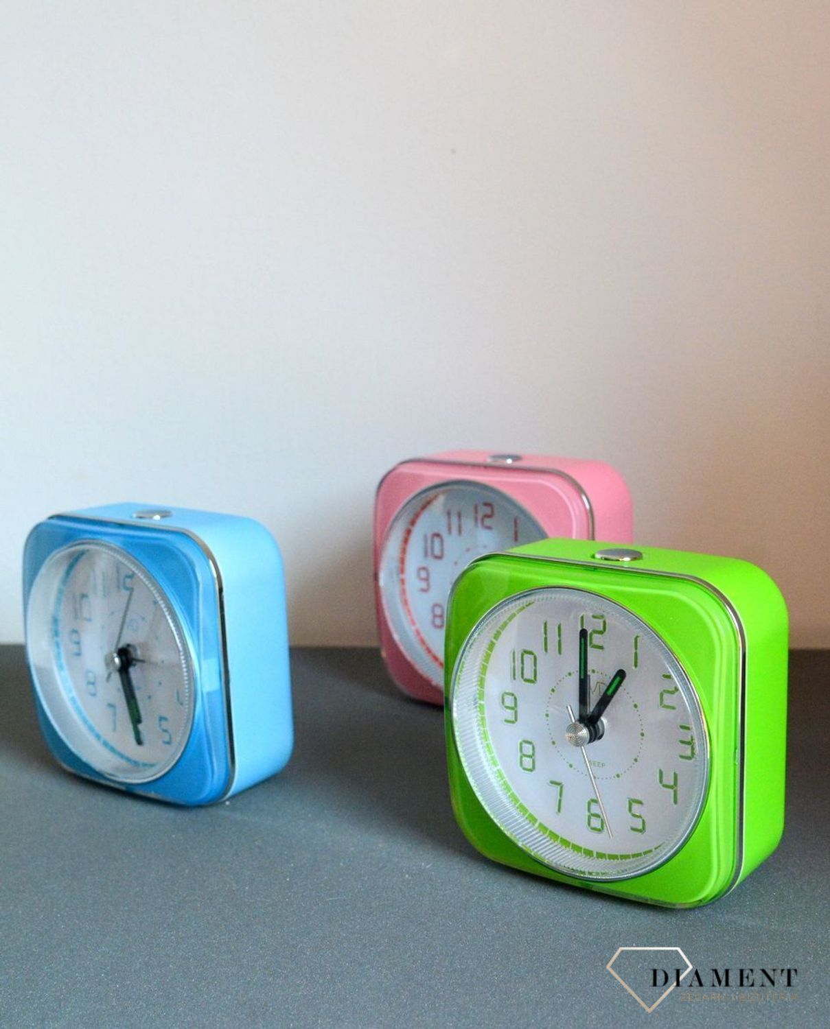 Budzik JVD SRP901.1. Mały budzik z funkcją alarmu. Budzik z podświetleniem. Budzik kwadratowy z podświetlanymi cyframi. Mały budzik w niebieskim kolorze..jpg