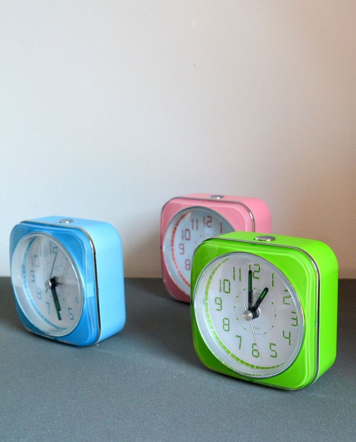 Budzik JVD SRP901.2. Mały budzik z funkcją alarmu. Budzik z podświetleniem. Budzik kwadratowy z podświetlanymi cyframi. Mały budzik w różowym kolorze..jpg