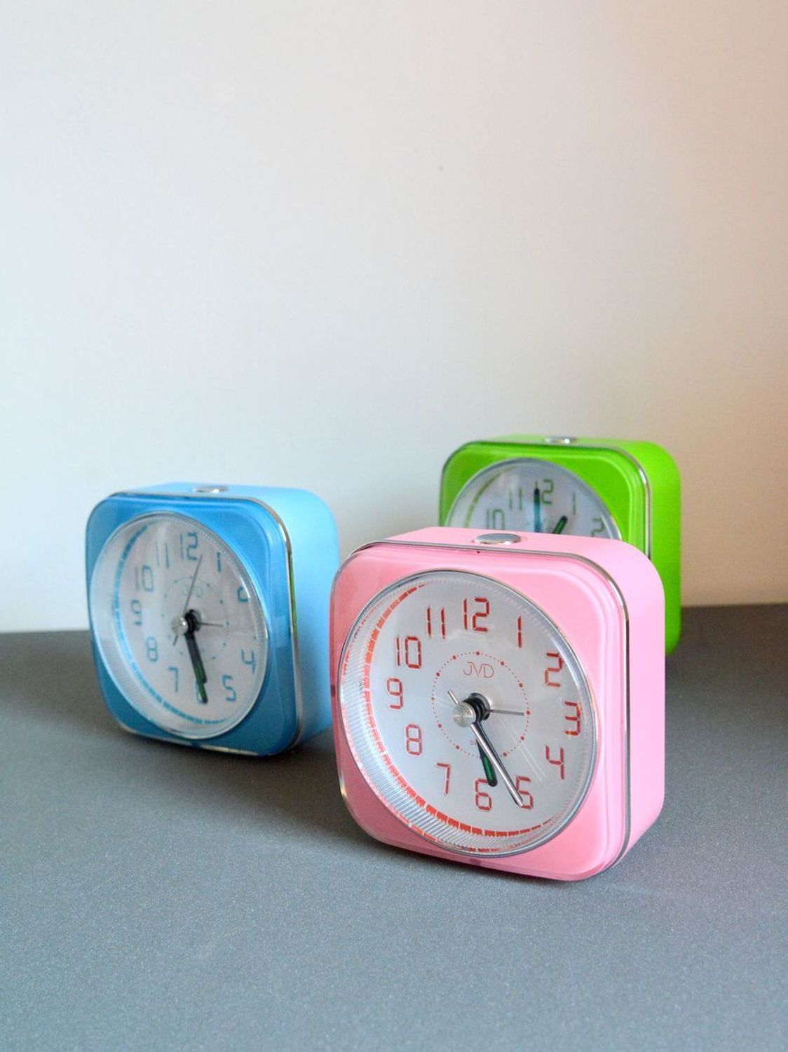 Budzik JVD SRP901.2. Mały budzik z funkcją alarmu. Budzik z podświetleniem. Budzik kwadratowy z podświetlanymi cyframi. Mały budzik w różowym kolorze..jpg