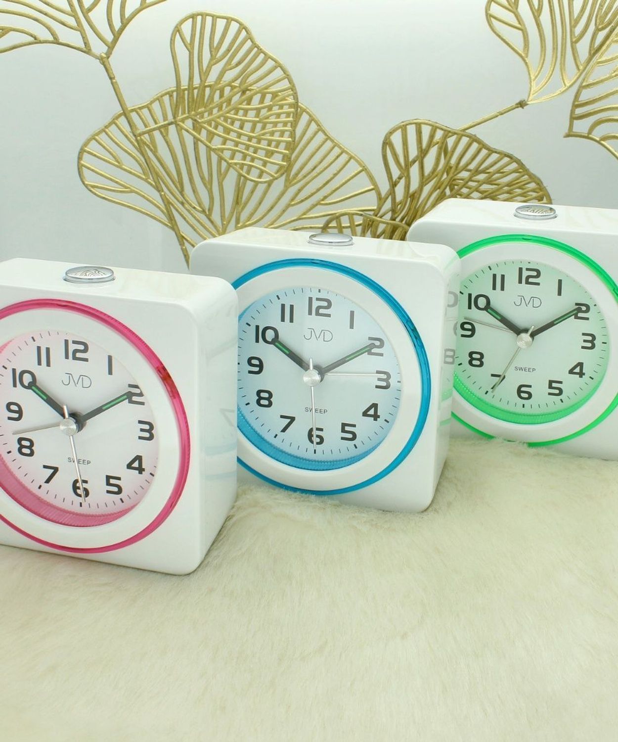 Budzik na baterię biały SRP909.1 JVD. Budzik na baterię biały JVD SRP909.1 wyposażony jest w kwarcowy mechanizm, zasilany za pomocą baterii. Budzik posiada bardzo wysoką dokładność mierzenia czasu +- 10 sekund w.jpg