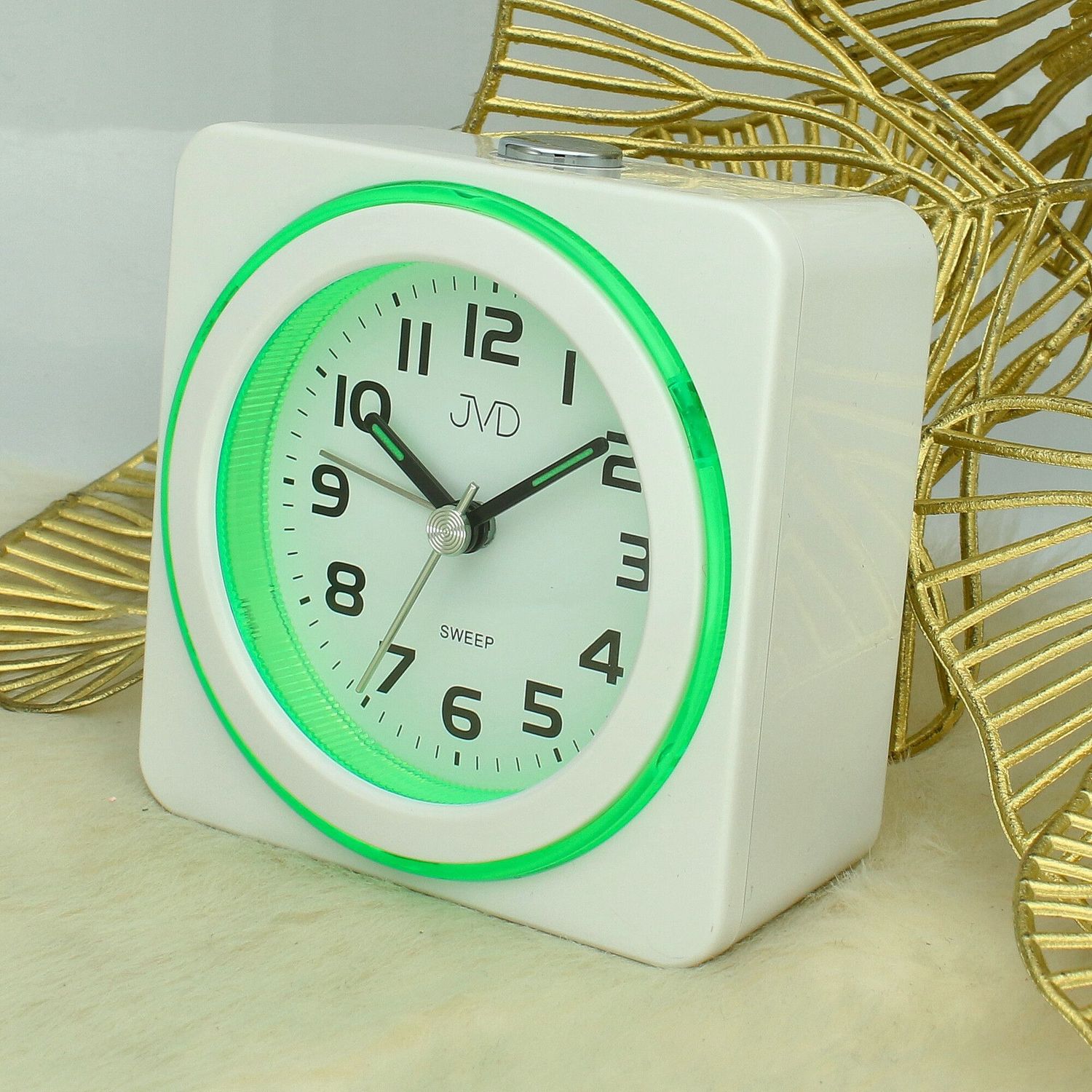 Budzik na baterię biały SRP909.1 JVD. Budzik na baterię biały JVD SRP909.1 wyposażony jest w kwarcowy mechanizm, zasilany za pomocą baterii. Budzik posiada bardzo wysoką dokładność mierzenia czasu +- 10 sekund w.jpg