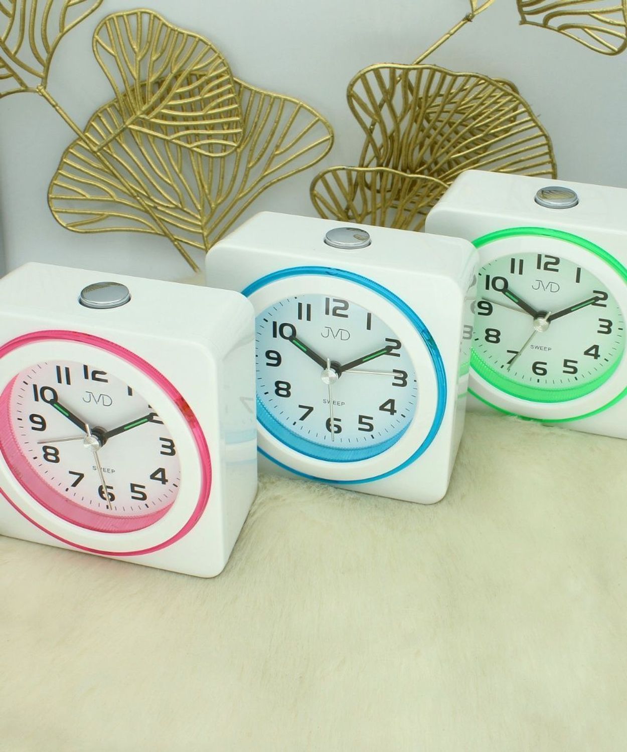 Budzik na baterię biały SRP909.1 JVD. Budzik na baterię biały JVD SRP909.1 wyposażony jest w kwarcowy mechanizm, zasilany za pomocą baterii. Budzik posiada bardzo wysoką dokładność mierzenia czasu +- 10 sekund w.jpg