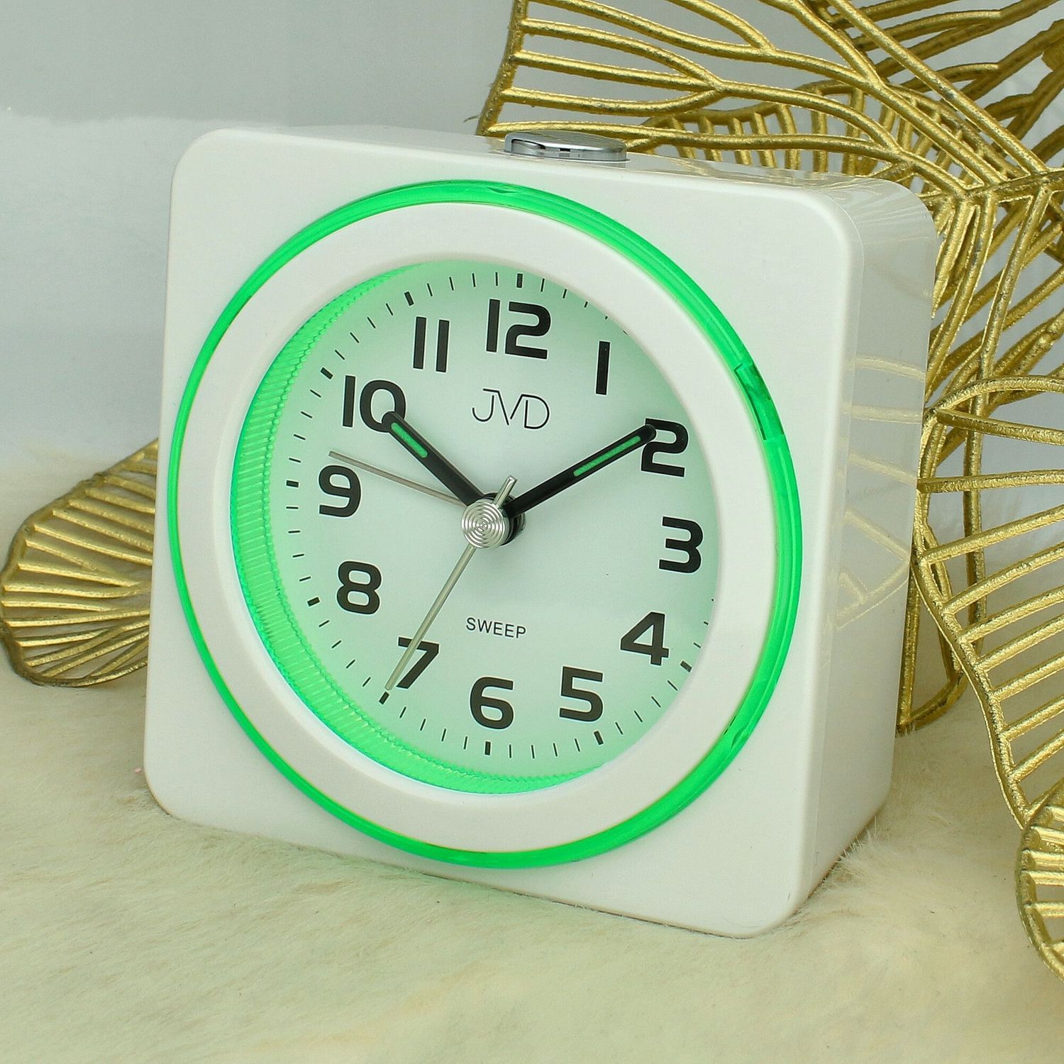 Budzik na baterię biały SRP909.1 JVD. Budzik na baterię biały JVD SRP909.1 wyposażony jest w kwarcowy mechanizm, zasilany za pomocą baterii. Budzik posiada bardzo wysoką dokładność mierzenia czasu +- 10 sekund w.jpg