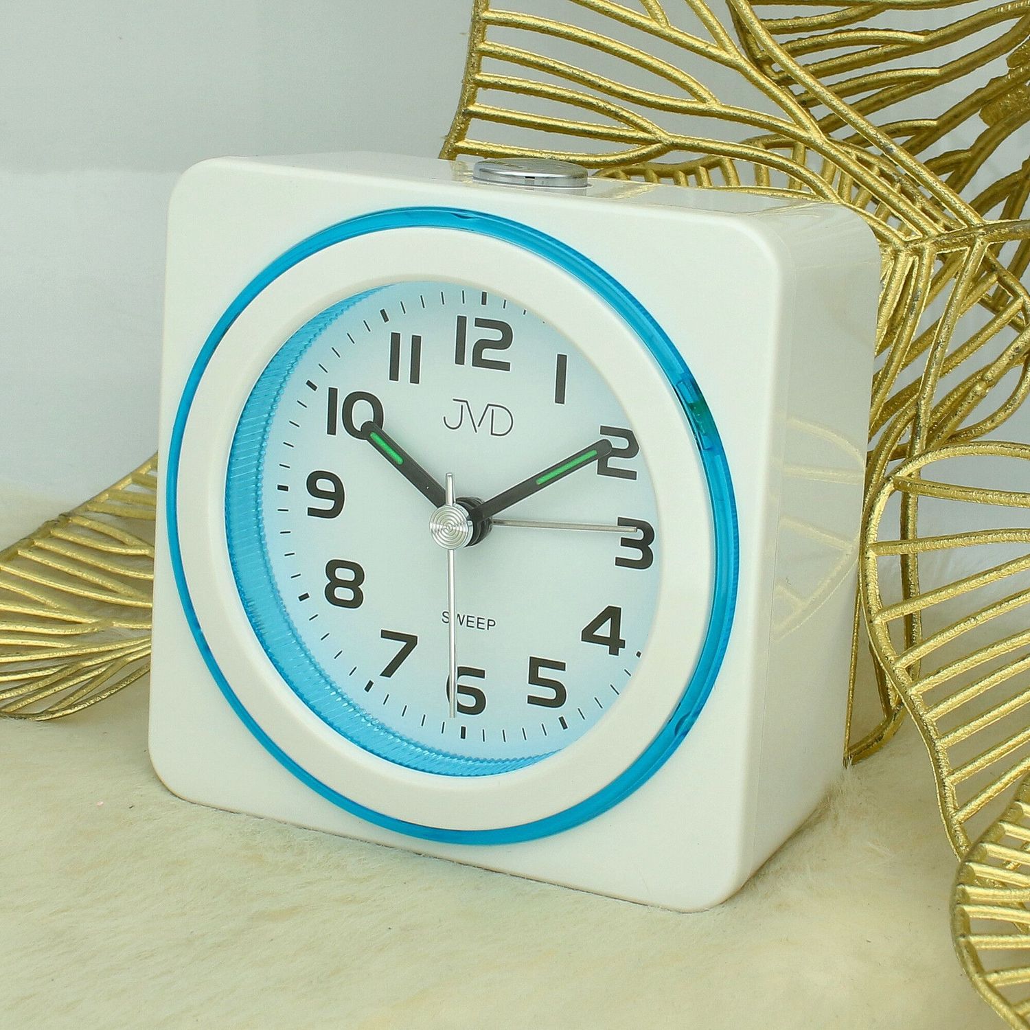 Budzik na baterię biały SRP909.2 JVD. wyposażony jest w kwarcowy mechanizm, zasilany za pomocą baterii. Budzik posiada bardzo wysoką dokładność mierzenia czasu +- 10 sekund w przeciągu 30 dni..jpg