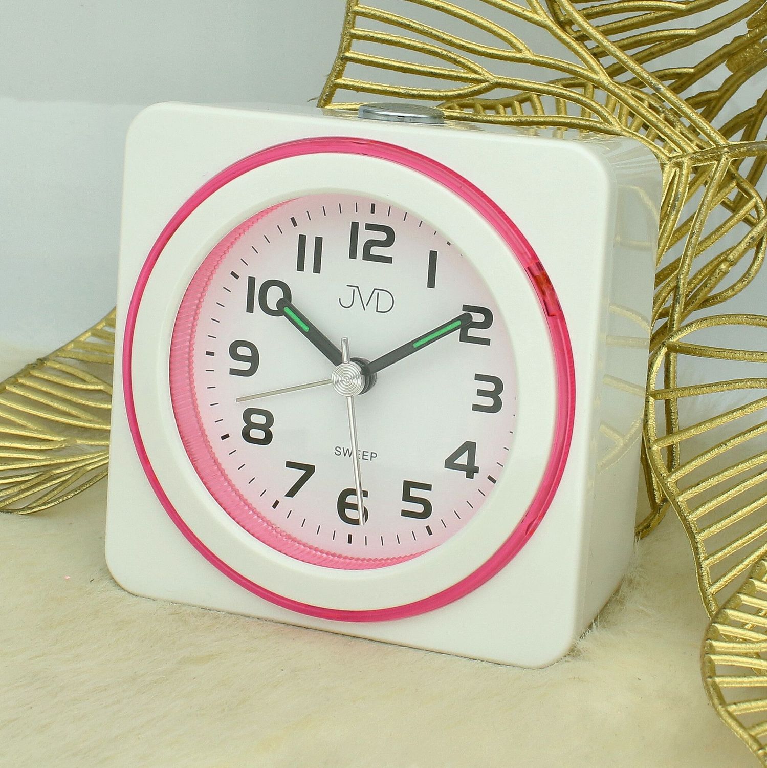 Budzik na baterię biały SRP909.3 JVD. Mechanizm budzika Budzik na baterię biały JVD SRP909.3 wyposażony jest w kwarcowy mechanizm, zasilany za pomocą baterii. Budzik posiada bardzo wysoką dokładność mierzenia cza.jpg