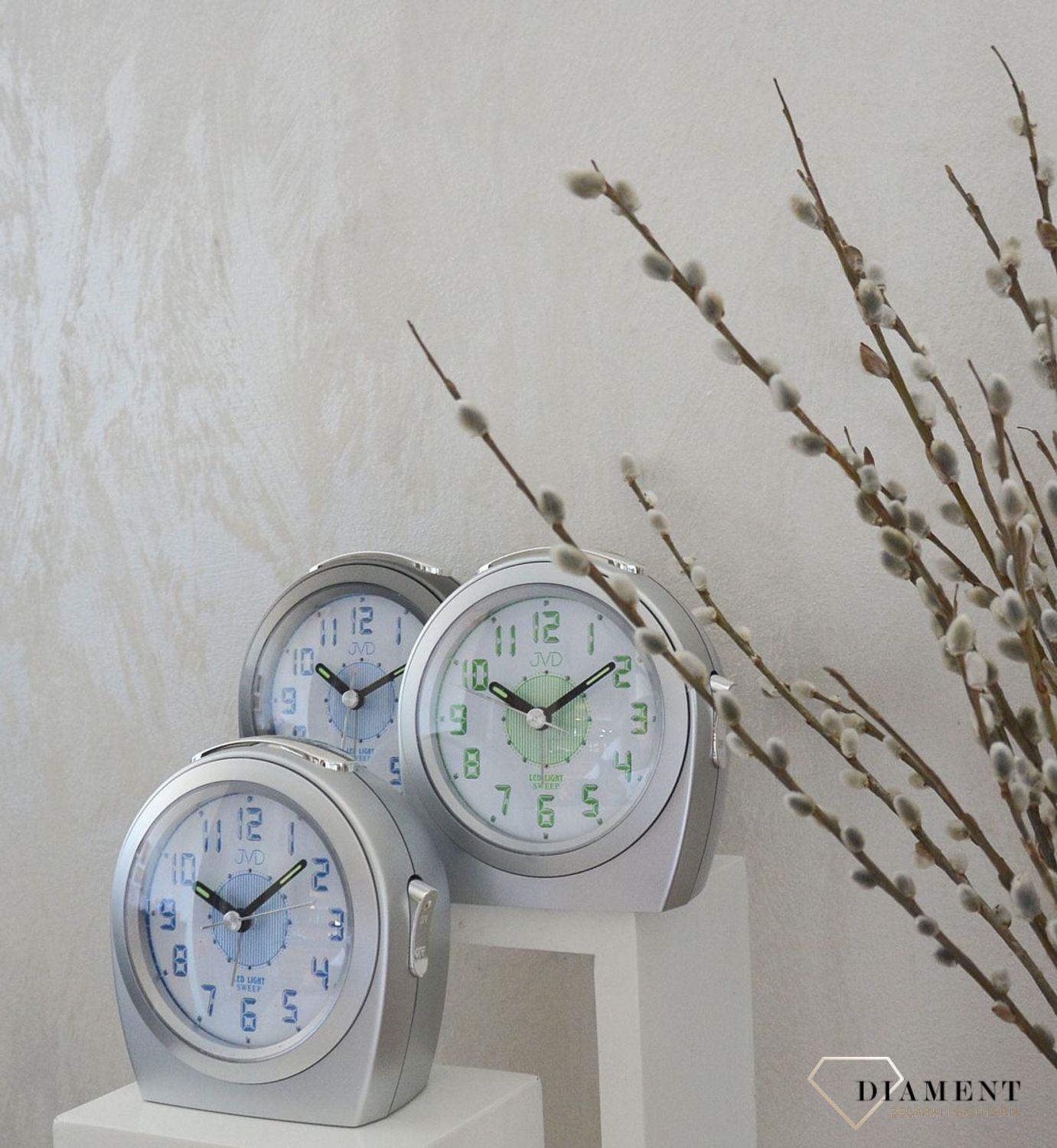 Budzik na baterię JVD SRP910.16 Light Sensor srebrny z niebieskimi cyframizz (2).jpg