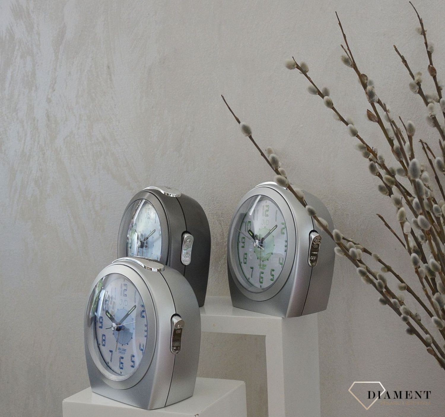 Budzik na baterię JVD SRP910.16 Light Sensor srebrny z niebieskimi cyframizz (2).jpg