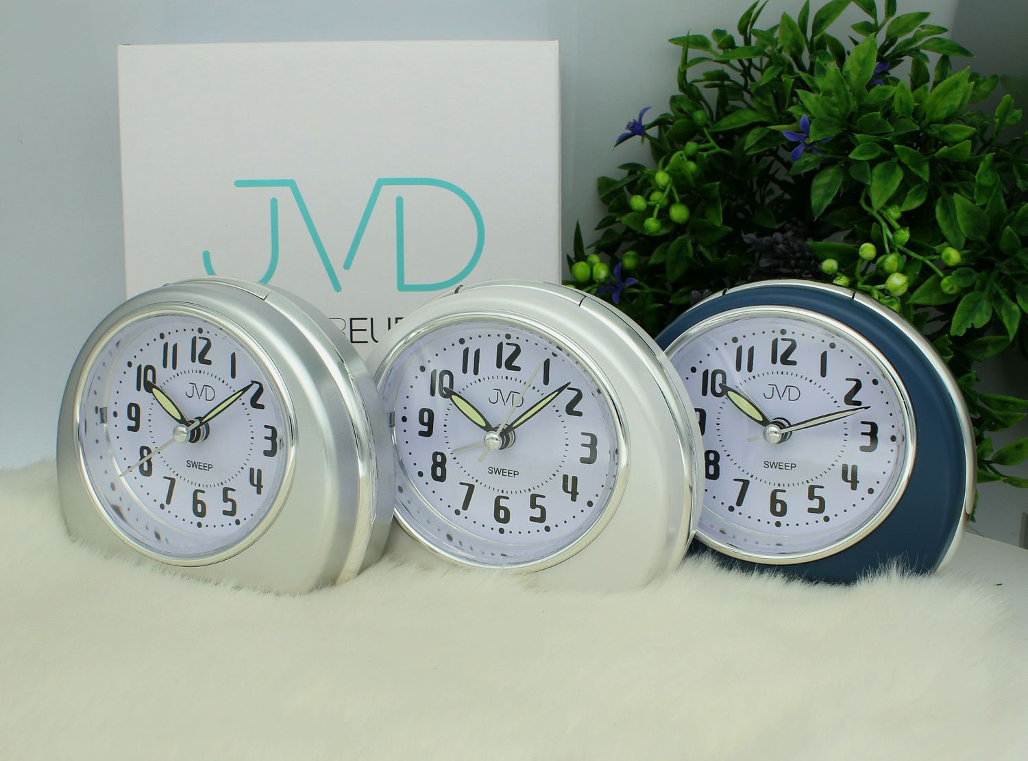 Budzik klasyczny JVD cichy mechanizm drzemka SRP9501.1 niebieski. Budzik klasyczny JVD. Klasyczny budzik srebrny. Budzik kwadratowy z cichym mechanizmem. Mały budzik z drzemką..jpg