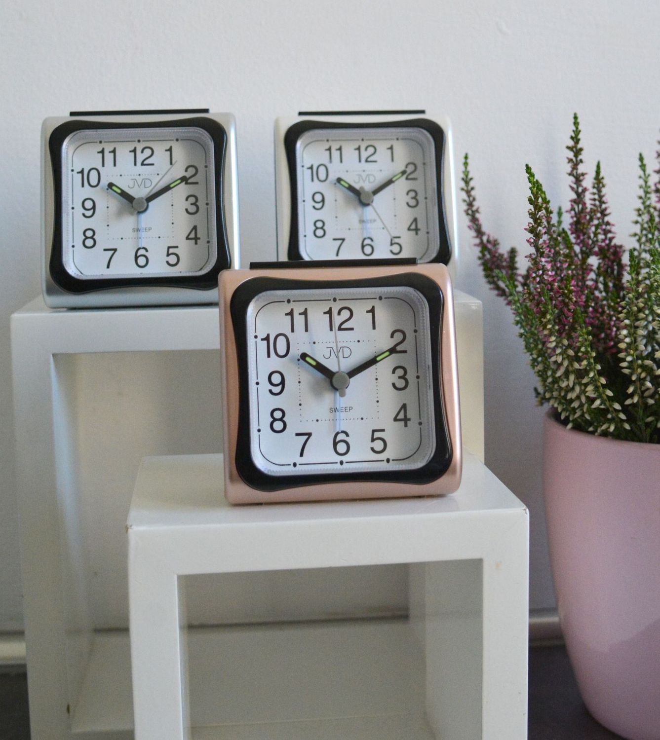 Prosty, klasyczny budzik w jasnych kolorach. Niewielki budzik z funkcją alarmu i podświetleniu tarczy..jpg