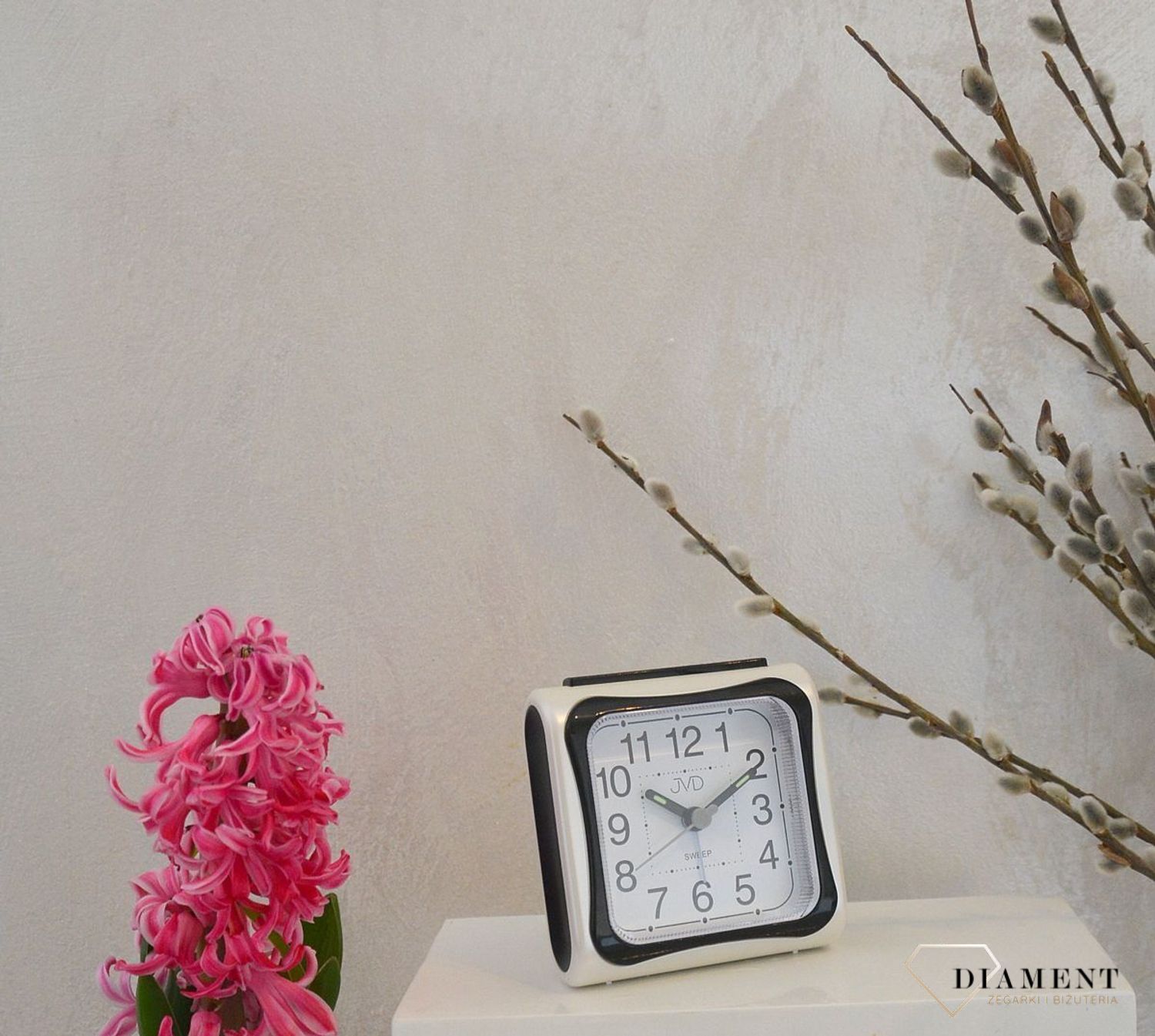 Prosty, klasyczny budzik w jasnych kolorach. Niewielki budzik z funkcją alarmu i podświetleniu tarczy..jpg