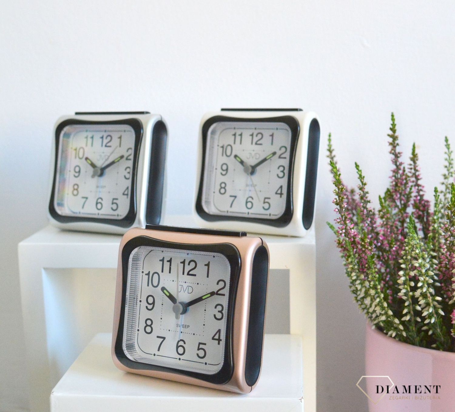 Prosty, klasyczny budzik w jasnych kolorach. Niewielki budzik z funkcją alarmu i podświetleniu tarczy..jpg